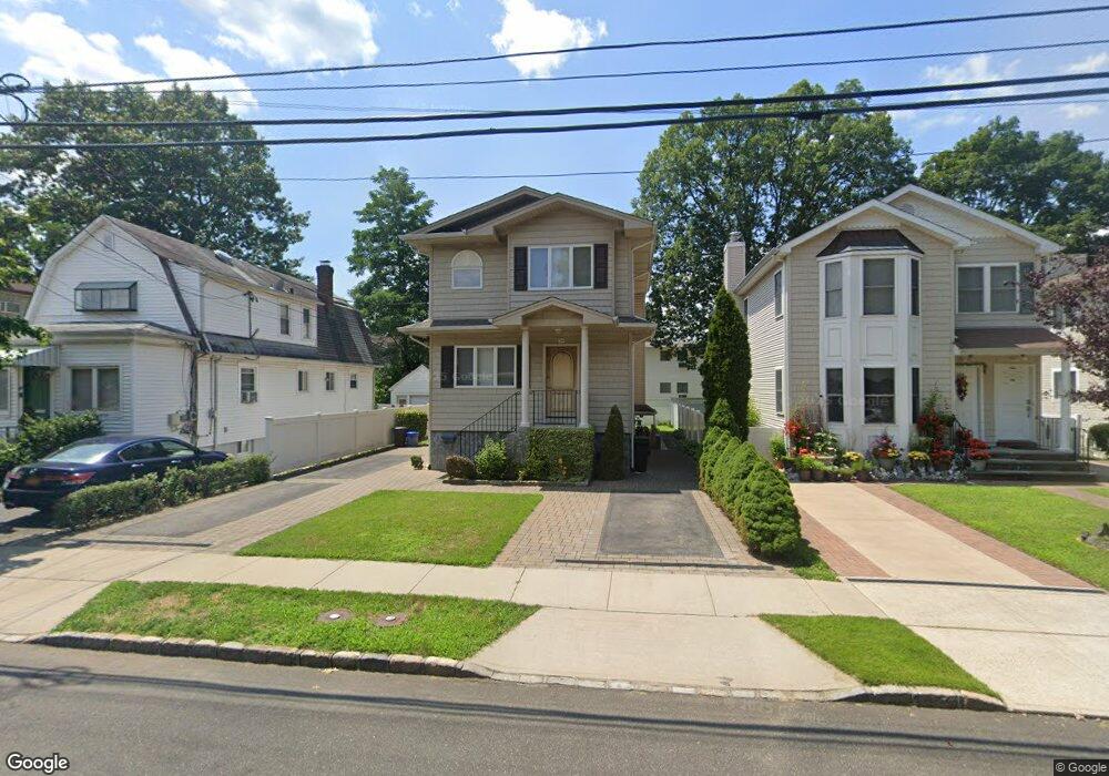 51 Dunwood Rd unit b, Port Washington, NY 11050 - photo 1