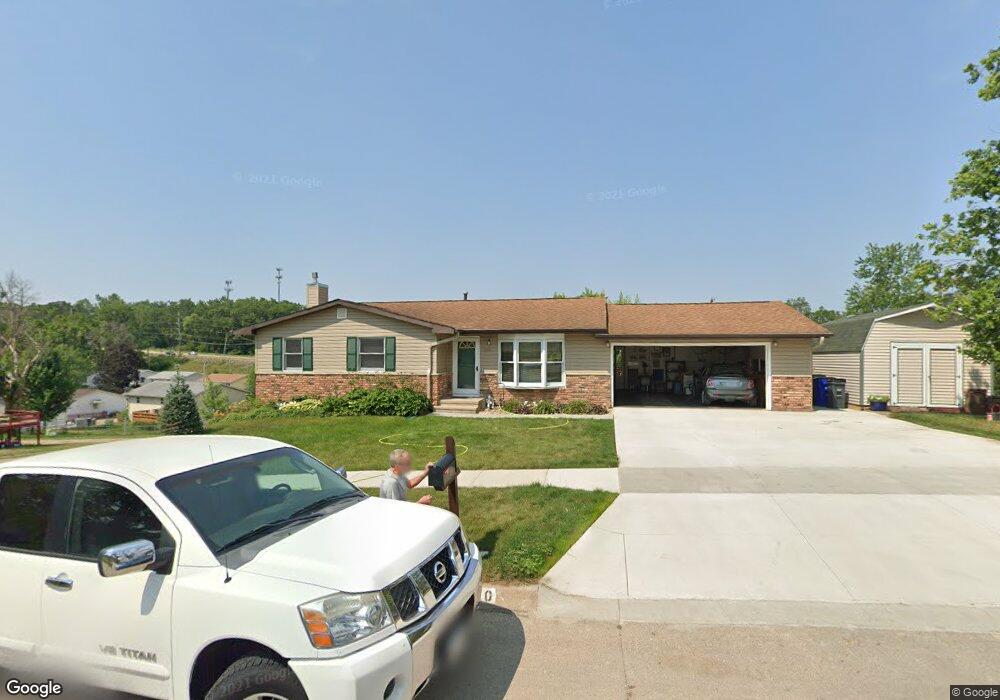 1710 Southview Dr NW, Cedar Rapids, IA 52405 - photo 1