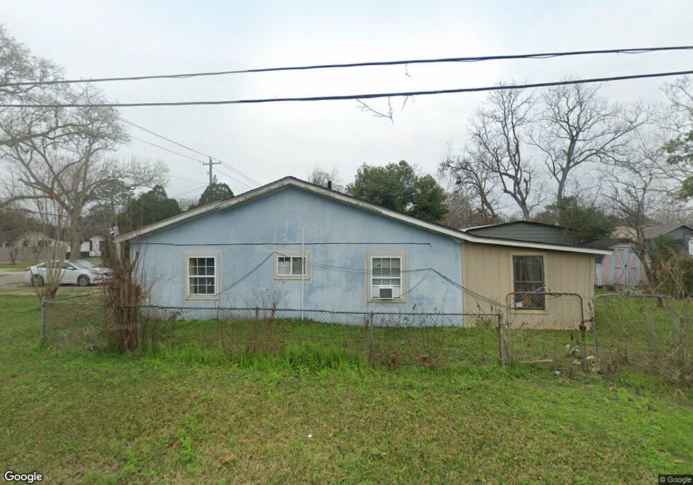 1002 W Phillips St, Alvin, TX 77511 - photo 1