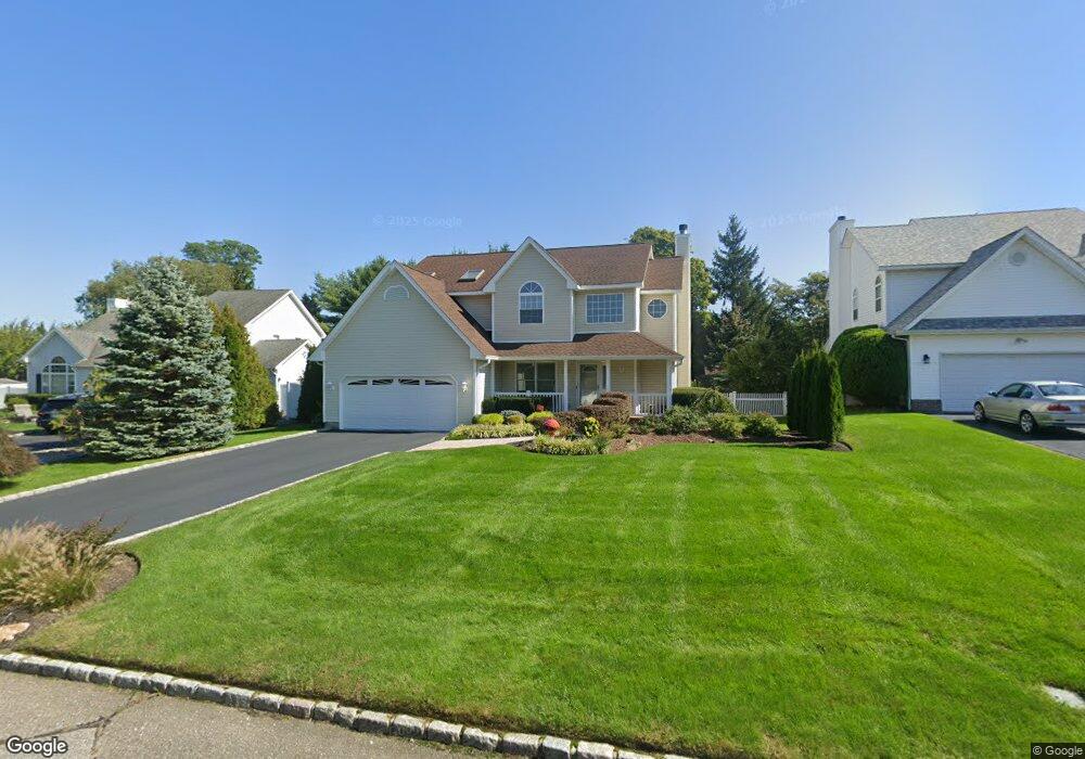 5 Tecumseh Ct, ComMacK, NY 11725 - photo 1