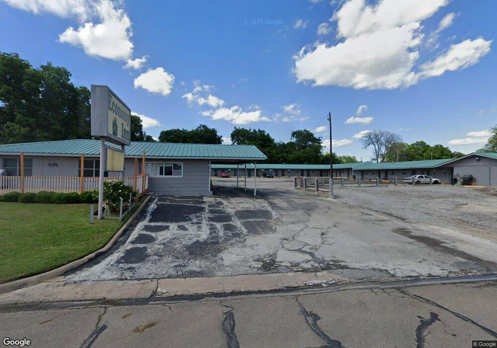 713 E Sam Rayburn Dr, Bonham, TX 75418 - photo 1