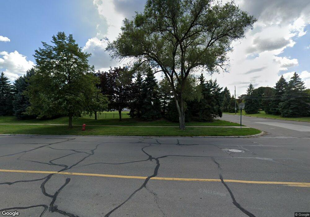 447 Moross Rd, Grosse Pointe Farms, MI 48236 - photo 1