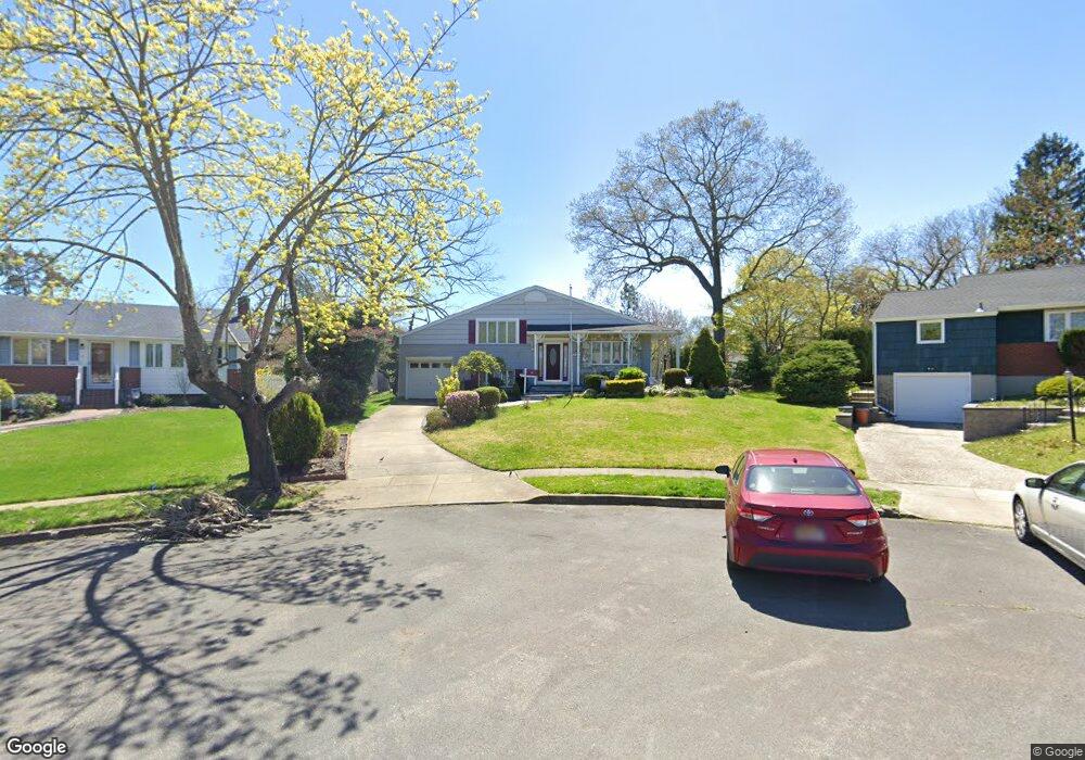 8 Northrop Ct, ComMacK, NY 11725 - photo 1