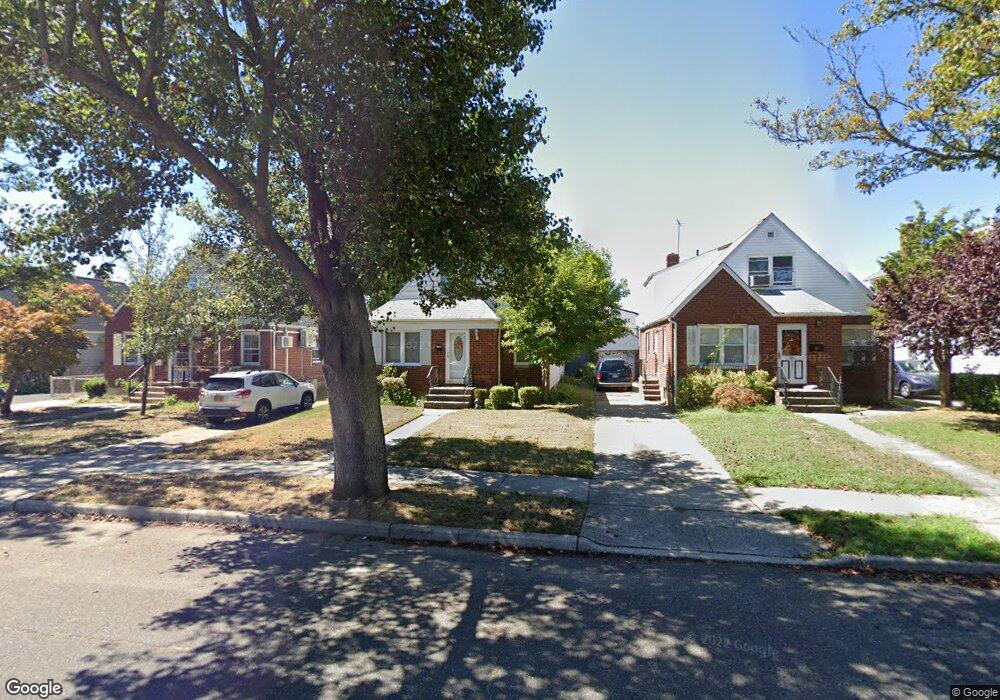 8226 267th St, Glen Oaks, NY 11004 - photo 1