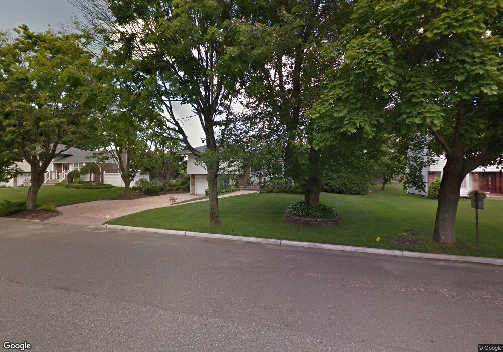 5 Walter Ct, ComMacK, NY 11725 - photo 1