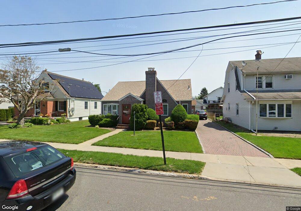 258 Wardwell Rd, Mineola, NY 11501 - photo 1