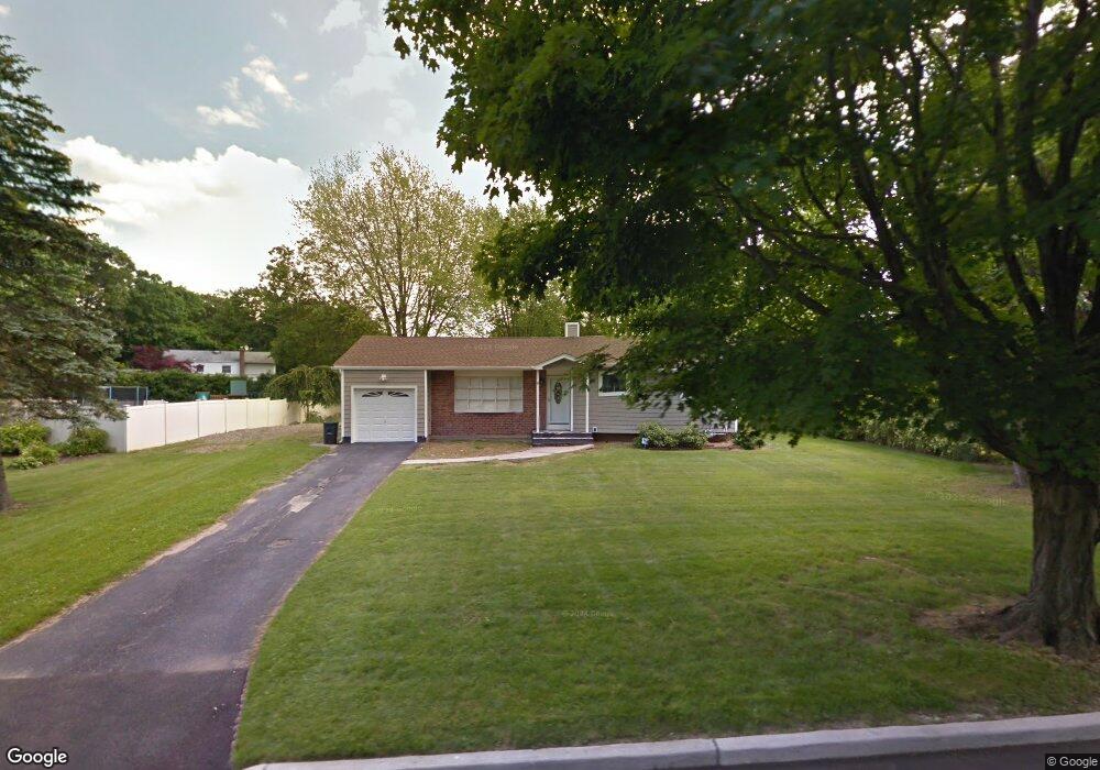 15 Heron Ln, ComMacK, NY 11725 - photo 1