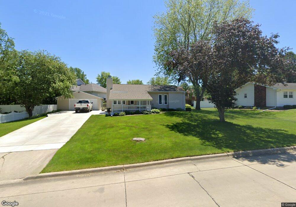 2014 Crescent Dr, Cedar Falls, IA 50613 - photo 1