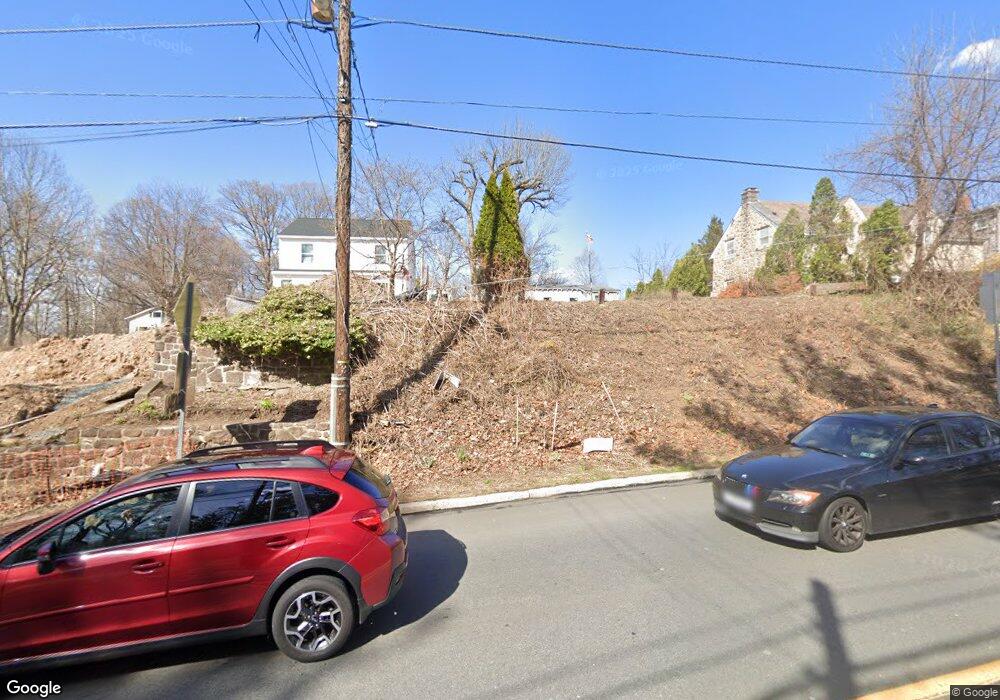 697 Mountain View Rd, Reading, PA 19607 - photo 1