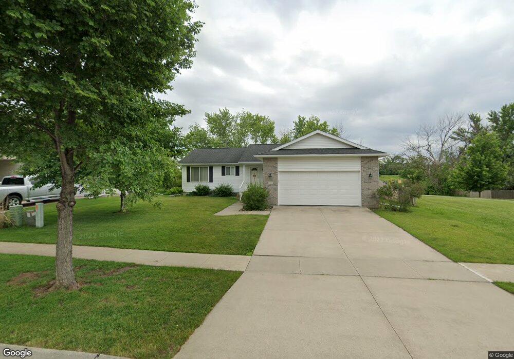 915 Moose Dr NW, Cedar Rapids, IA 52405 - photo 1