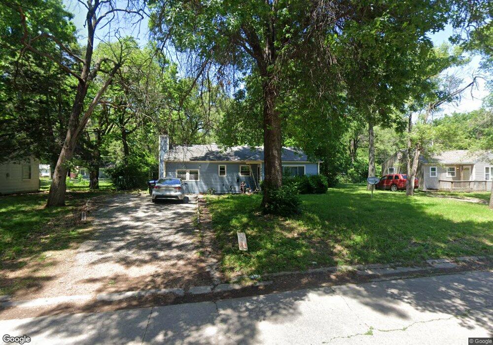 2420 SW Shunga Dr, Topeka, KS 66611 - photo 1