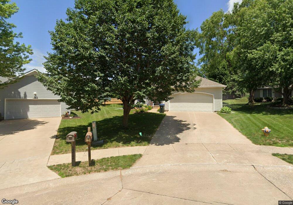 2318 Highland Park Ct, Davenport, IA 52803 - photo 1