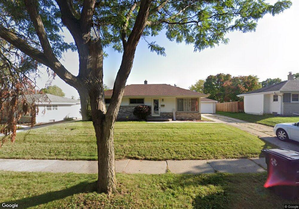 W152N8350 Elm Ln, Menomonee Falls, WI 53051 - photo 1