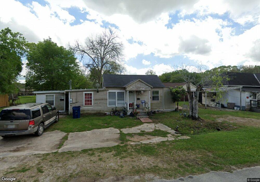 2704 3rd St, Bay City, TX 77414 - photo 1