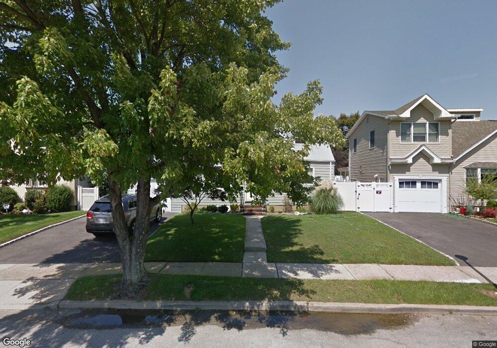 690 Eileen St, Franklin Square, NY 11010 - photo 1