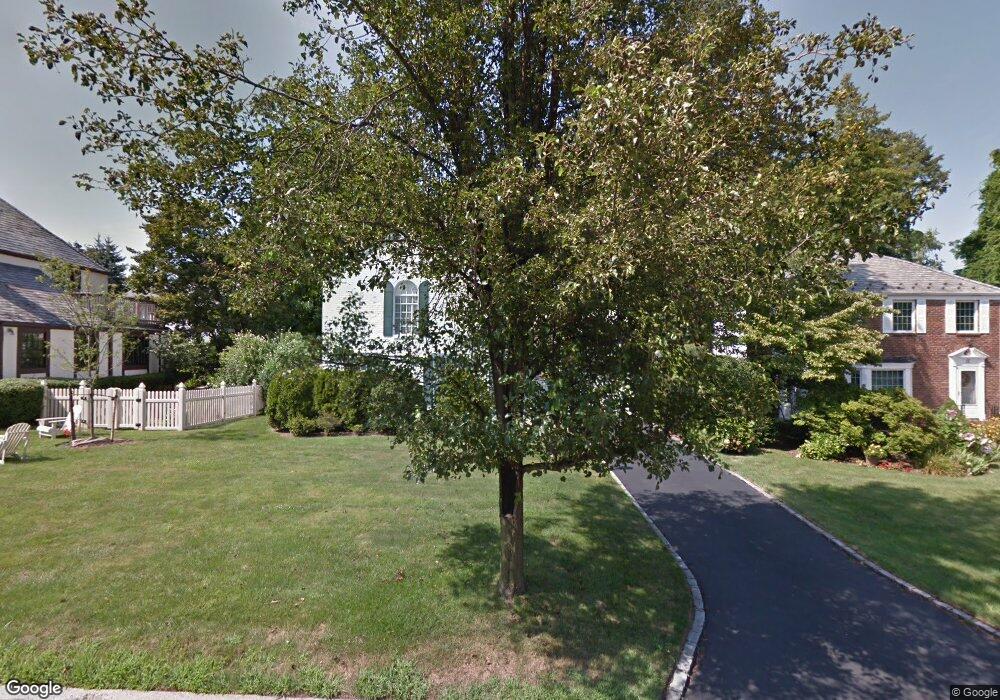 11 Stonehenge Rd, Manhasset, NY 11030 - photo 1