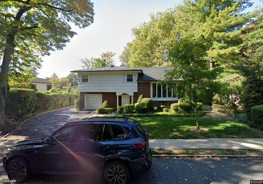 1 Dunster Rd, Great Neck, NY 11021 - photo 1