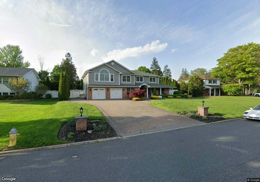 22 Marshmellow Dr, ComMacK, NY 11725 - photo 1