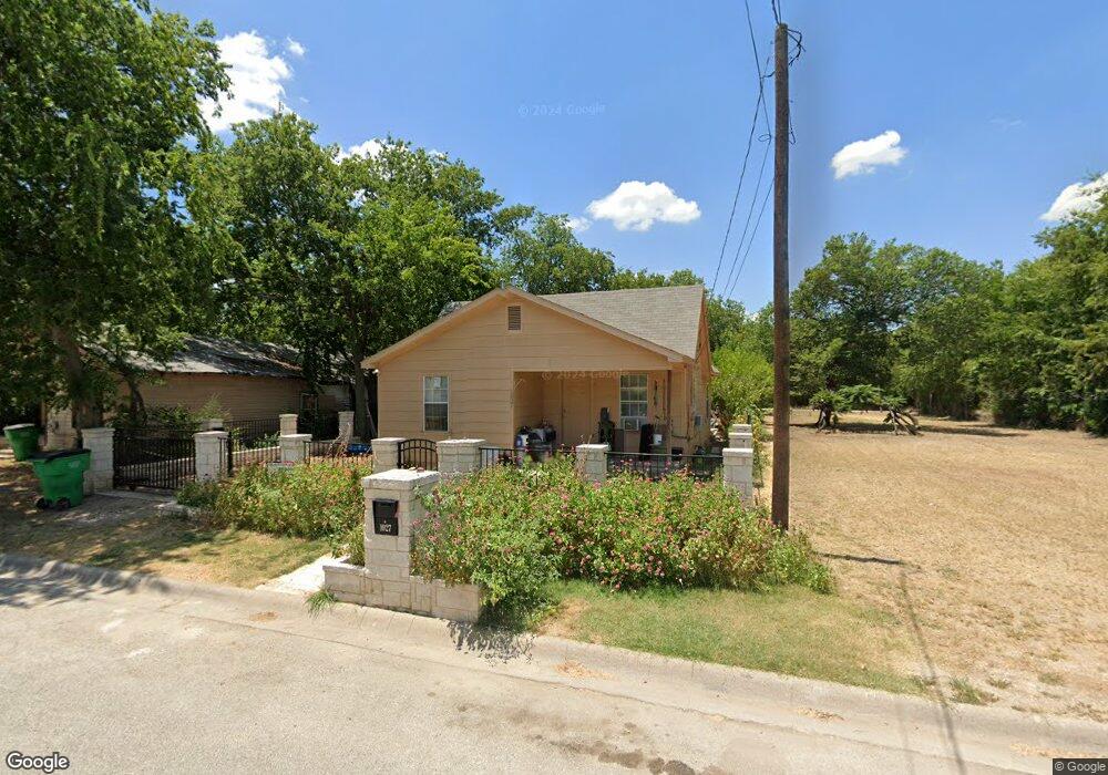 1027 Buck St, Gainesville, TX 76240 - photo 1