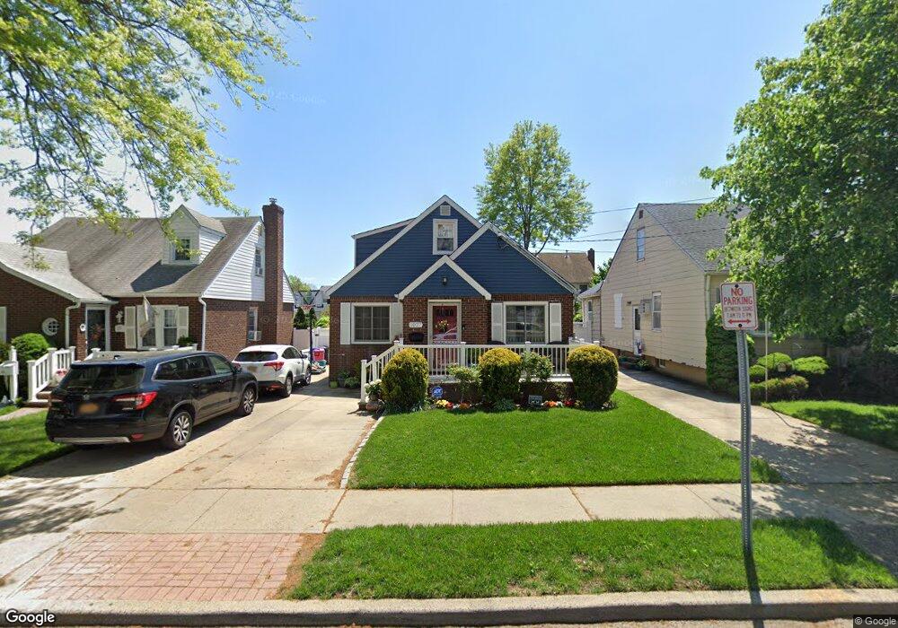 1027 Phoebe St, Franklin Square, NY 11010 - photo 1