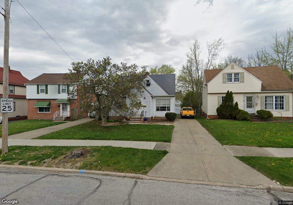 20719 Gardenview Dr, Maple Heights, OH 44137 - photo 1