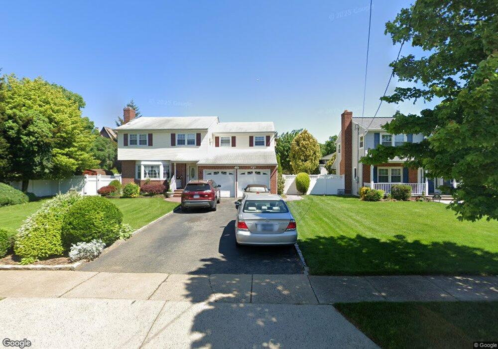 174 Plum Tree Ln, West Hempstead, NY 11552 - photo 1