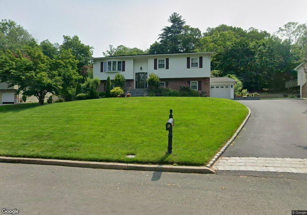 5 Queens Ct, Orangeburg, NY 10962 - photo 1