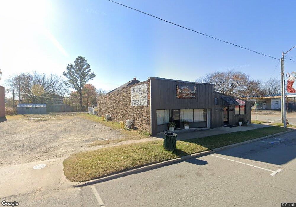 821 W Main St, Henryetta, OK 74437 - photo 1