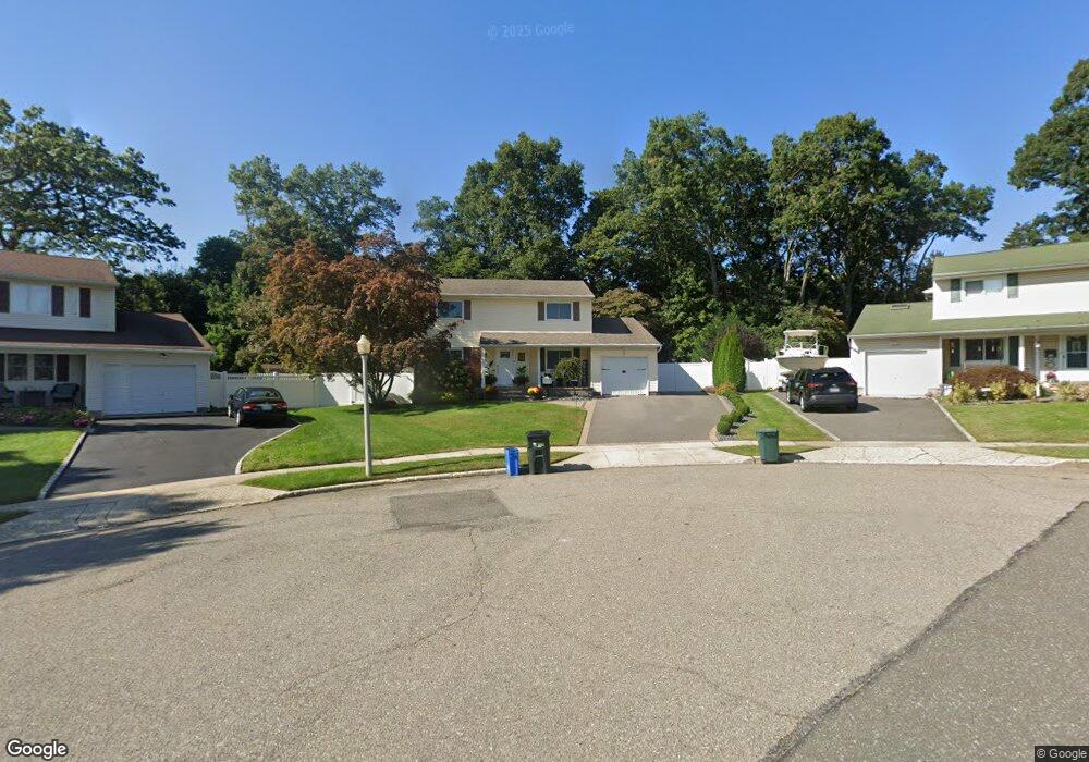 9 Andover Ct, ComMacK, NY 11725 - photo 1