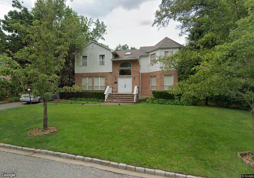 52 Wimbleton Ln, Great Neck, NY 11023 - photo 1