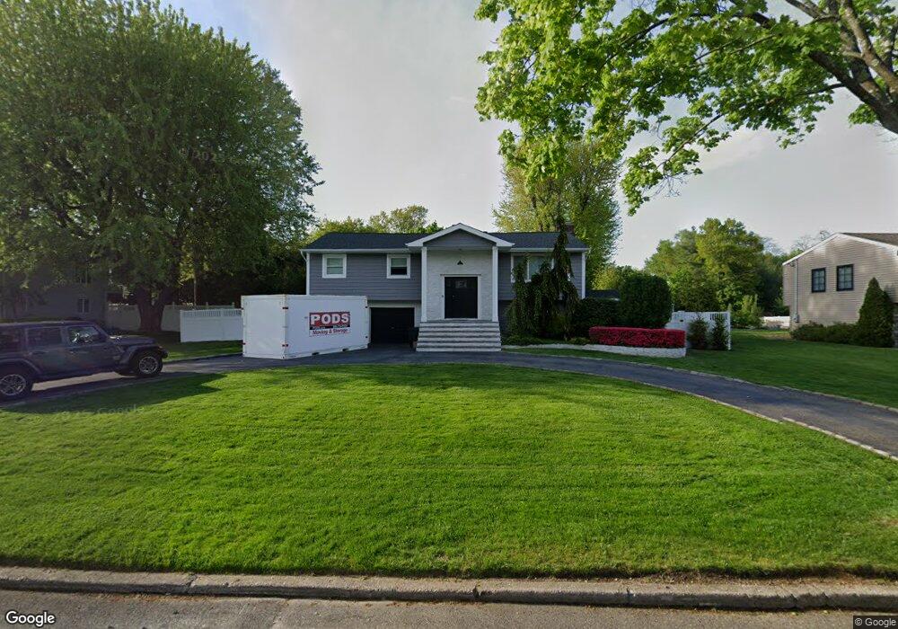 27 Bethal Ln, ComMacK, NY 11725 - photo 1