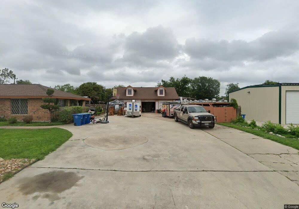 908 N Hugosota St, Beeville, TX 78102 - photo 1