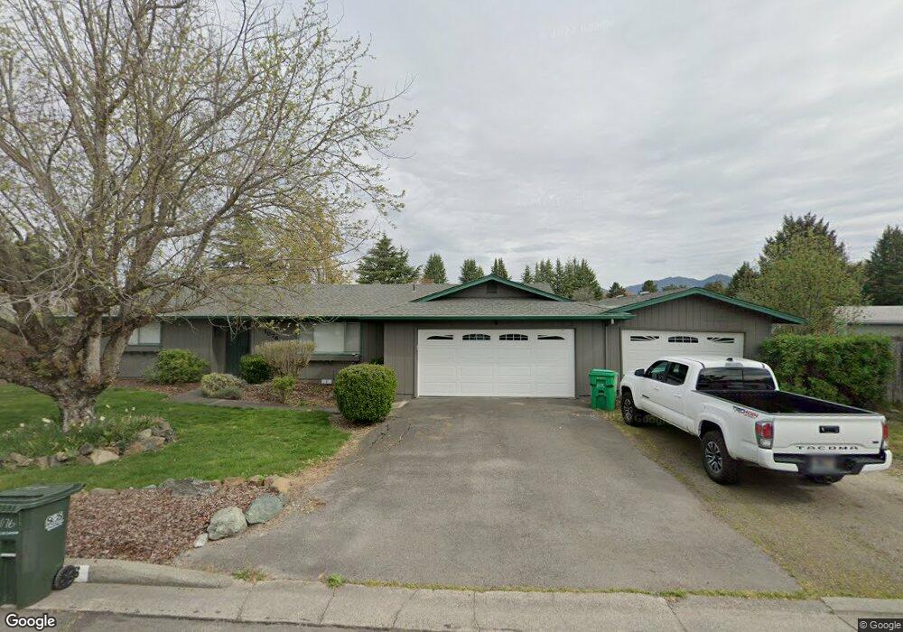 1076 Omaha Dr, Grants Pass, OR 97527 - photo 1