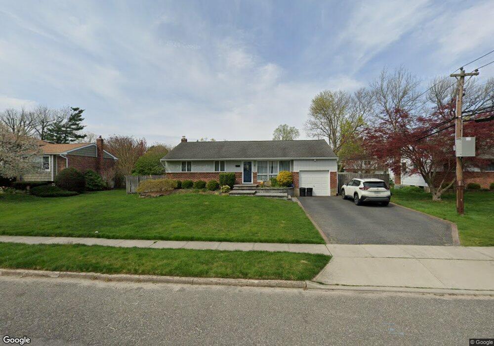 11 Hayrick Ln, ComMacK, NY 11725 - photo 1