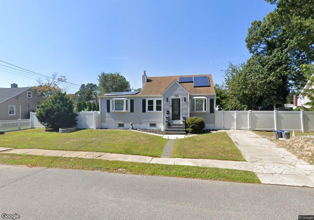 233 Deauville Blvd, Copiague, NY 11726 - photo 1