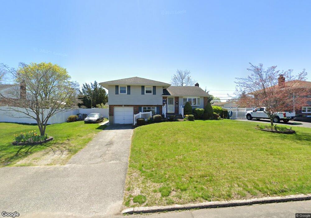 30 Violet Ln, ComMacK, NY 11725 - photo 1