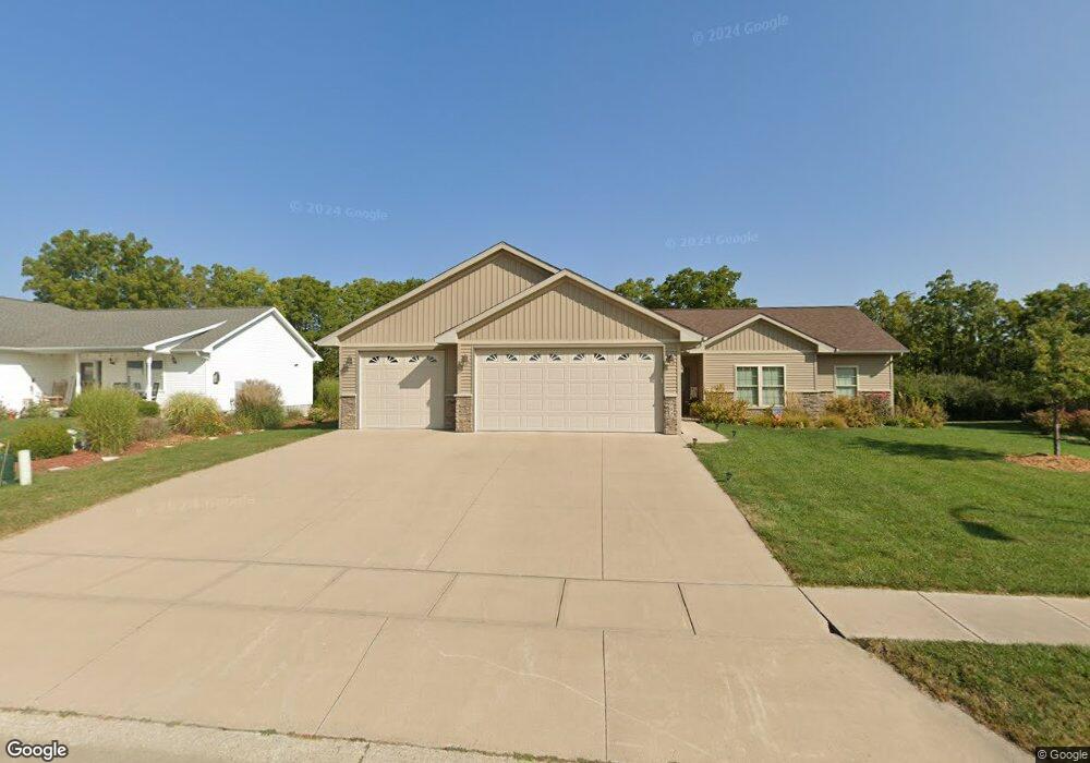 902 Colonial Ln, Columbus Junction, IA 52738 - photo 1