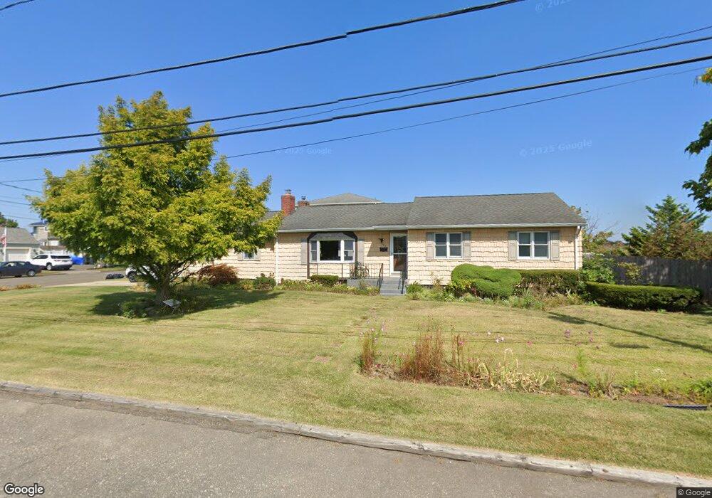 302 Riviera Pkwy, Lindenhurst, NY 11757 - photo 1
