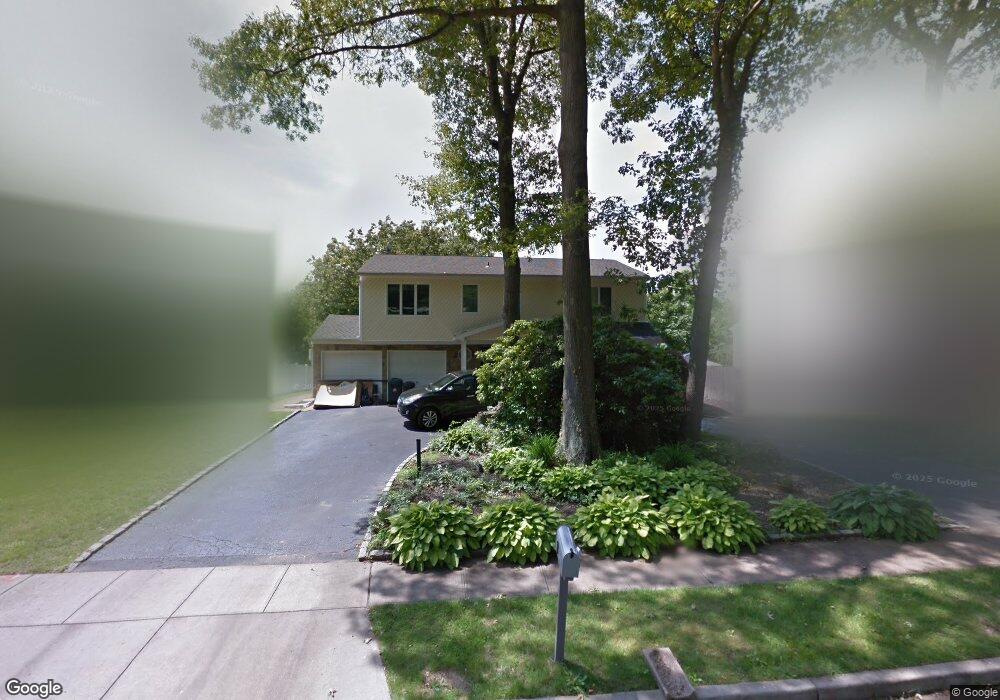 18 Melrose Ln, ComMacK, NY 11725 - photo 1