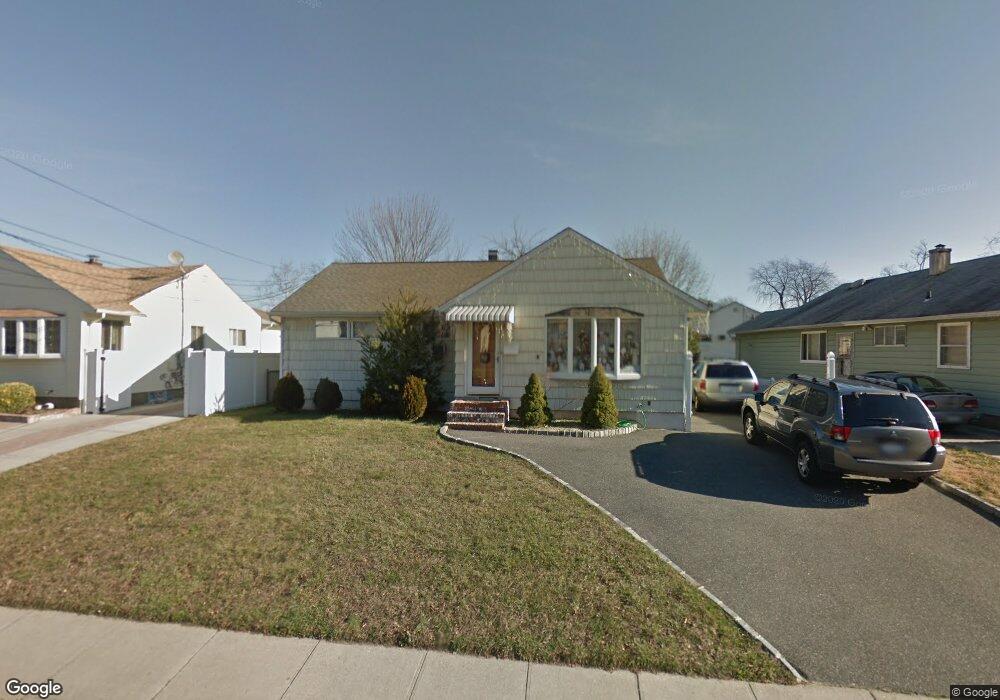 1635 Meadowbrook Rd, Merrick, NY 11566 - photo 1