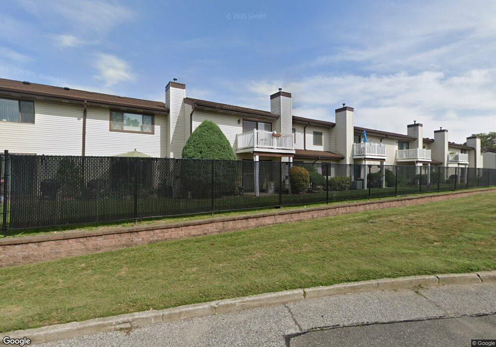 55 Cambridge Dr W unit 55, Copiague, NY 11726 - photo 1