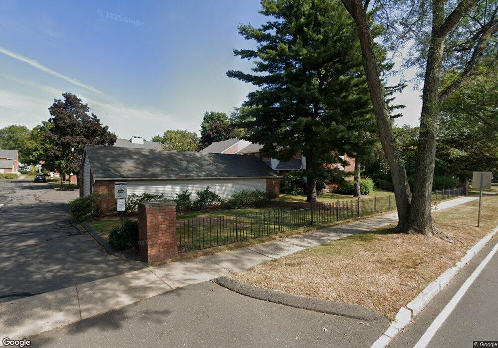 4 Kingsley Ct, West Hartford, CT 06110 - photo 1