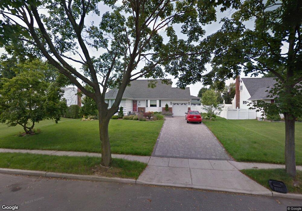 19 Pickwick Dr, ComMacK, NY 11725 - photo 1