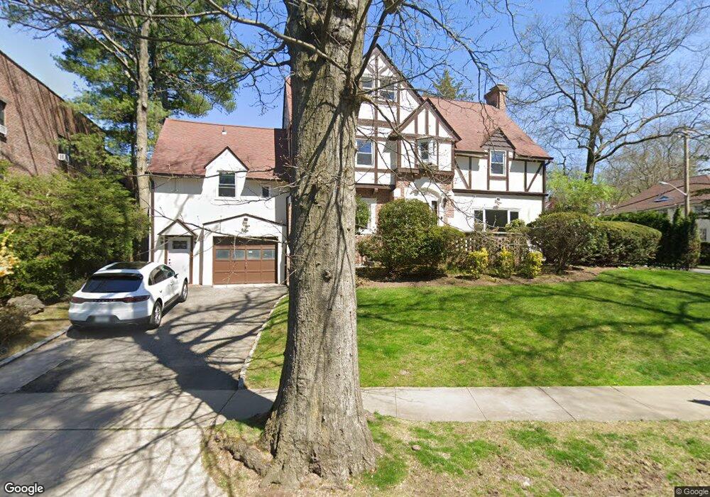 9 Knightsbridge Rd, Great Neck, NY 11021 - photo 1