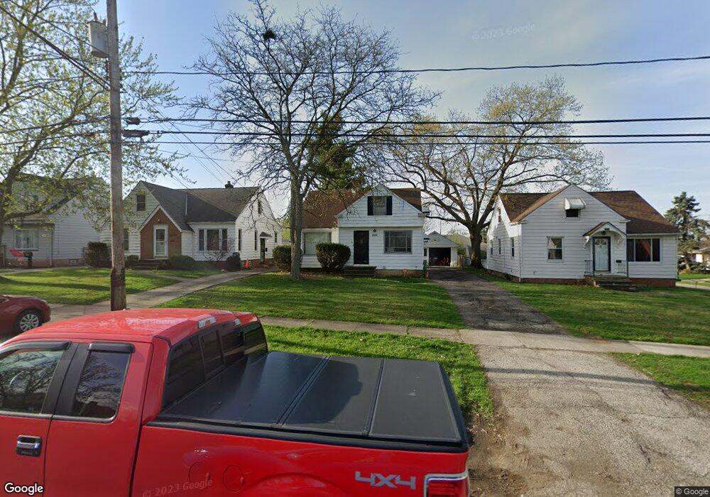 18112 Mccracken Rd, Maple Heights, OH 44137 - photo 1