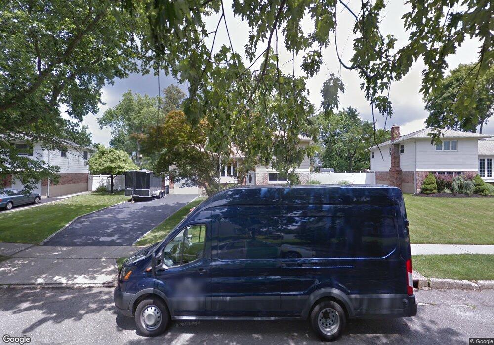 5 Greenfield Ln, ComMacK, NY 11725 - photo 1