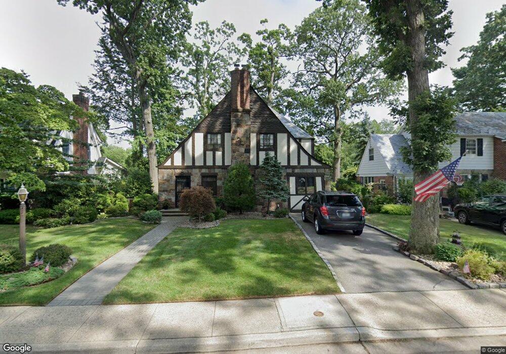 27 Parkwold Dr E, Valley Stream, NY 11580 - photo 1