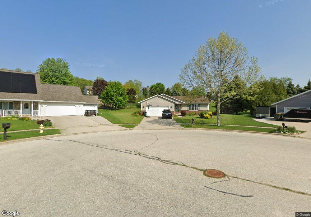 1427 Villa Park Ct, West Bend, WI 53090 - photo 1