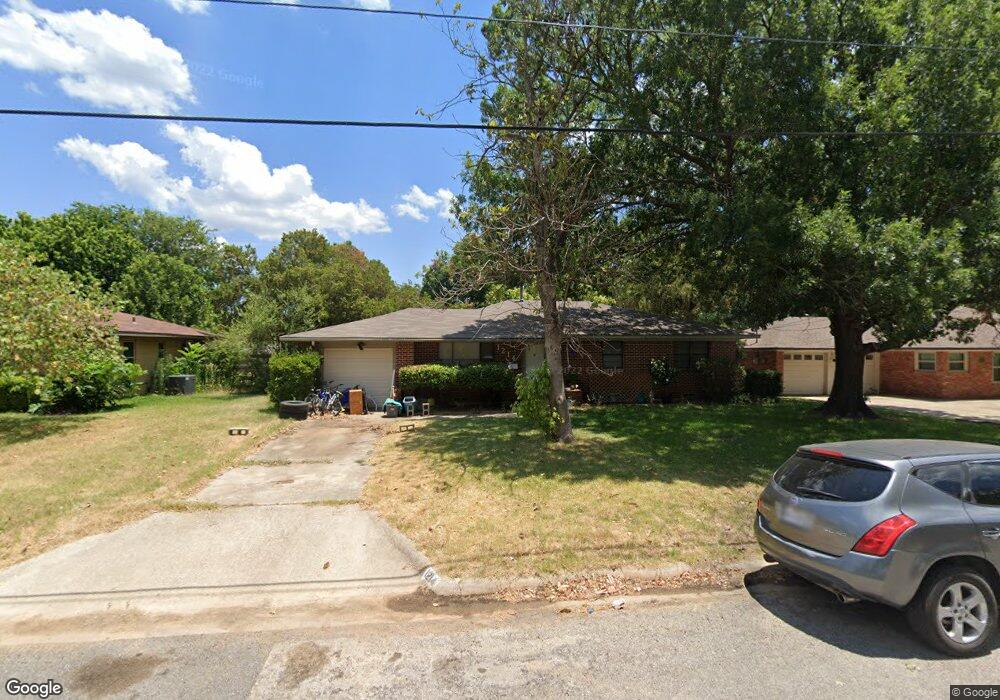 1214 Magnolia St, Gainesville, TX 76240 - photo 1