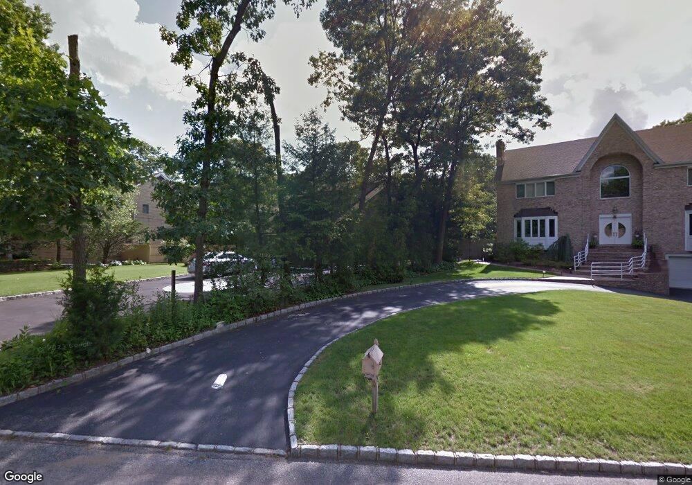 26 Oaklawn Dr, ComMacK, NY 11725 - photo 1